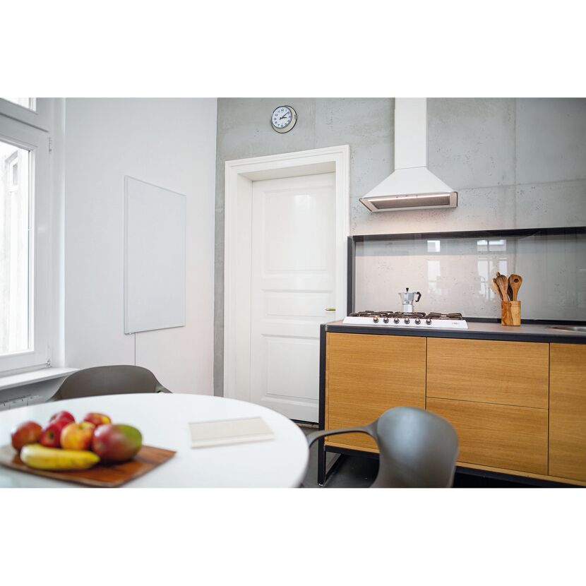 Moderne Küche mit Esstisch und Infrarotheizung