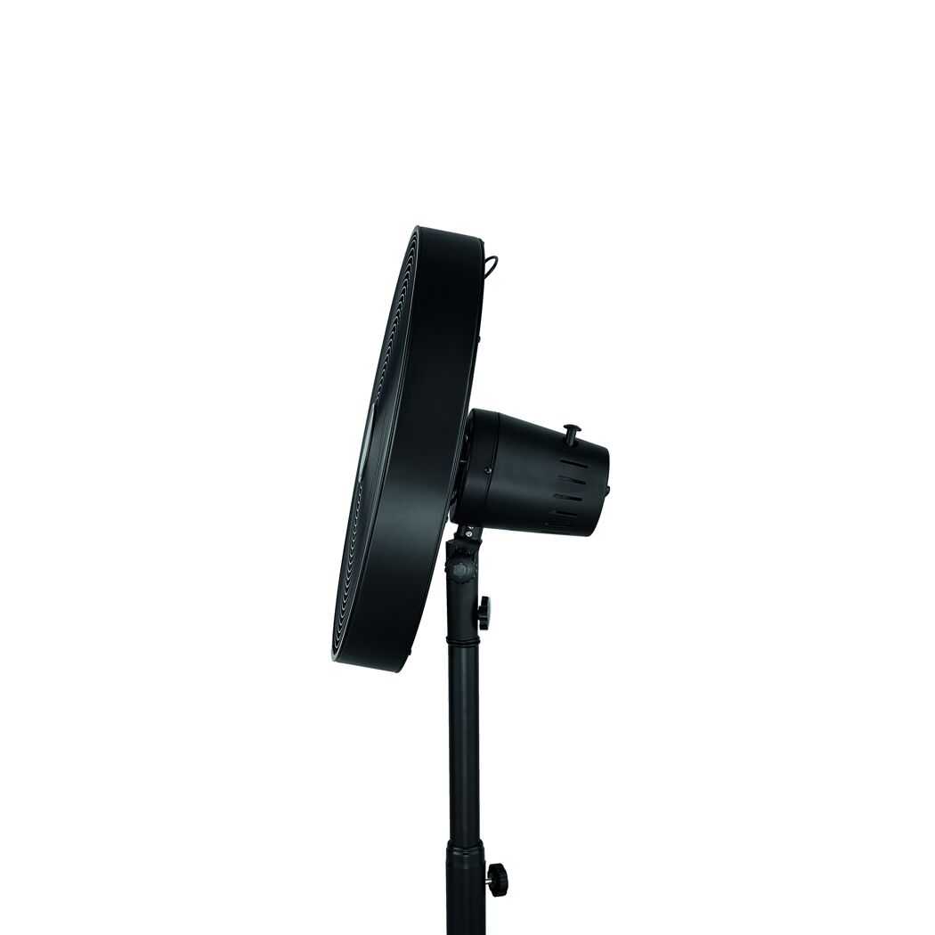 Schwarzer Standventilator von der Seite