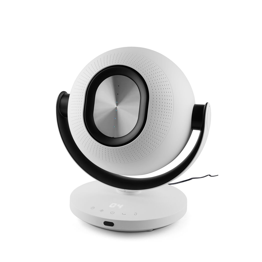 Weißer Tischventilator mit digitaler Anzeige.
