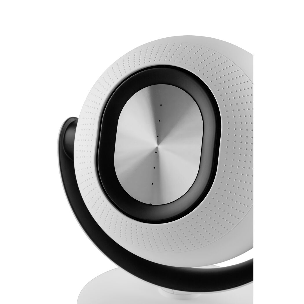 Weißer Tischventilator mit dunklem Ring