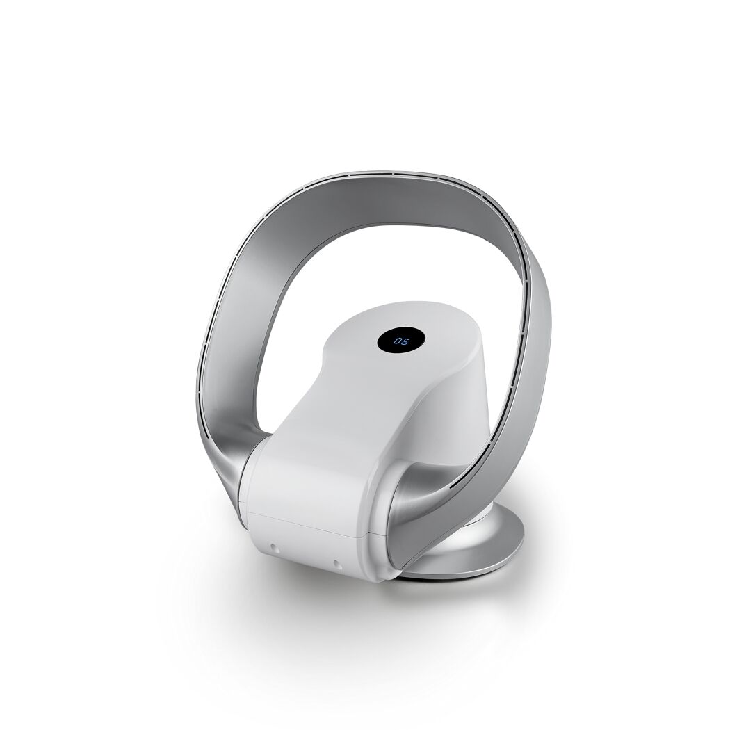 Weißer Tischventilator mit silbernem Ring