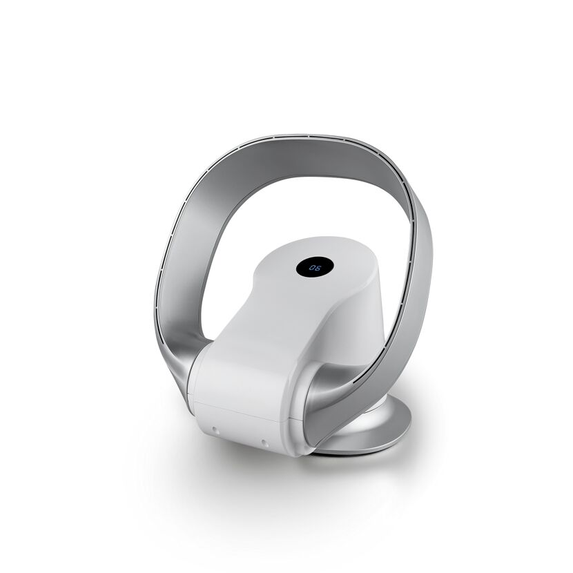 Weißer Tischventilator mit silbernem Ring