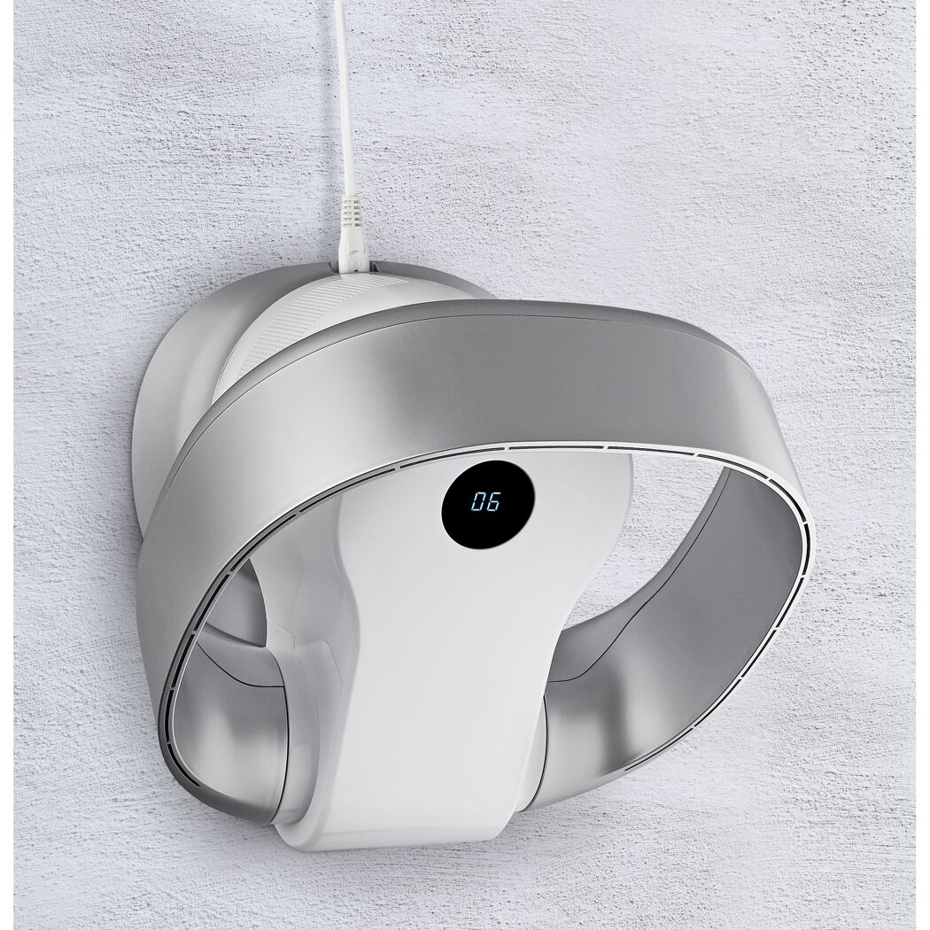 Weißer Tischventilator mit silbernem Ring und Display.