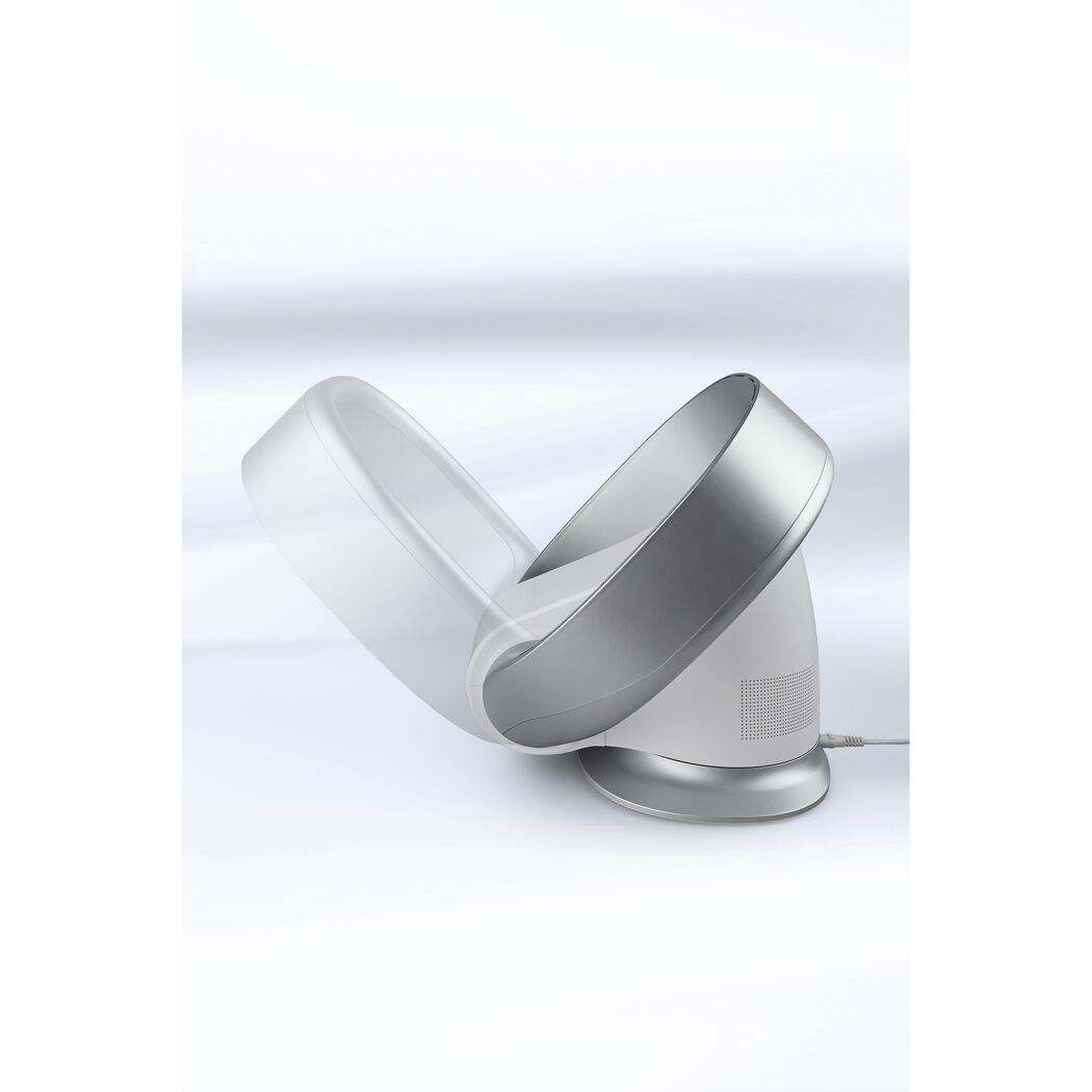 Weißer Tischventilator mit silbernem Ring
