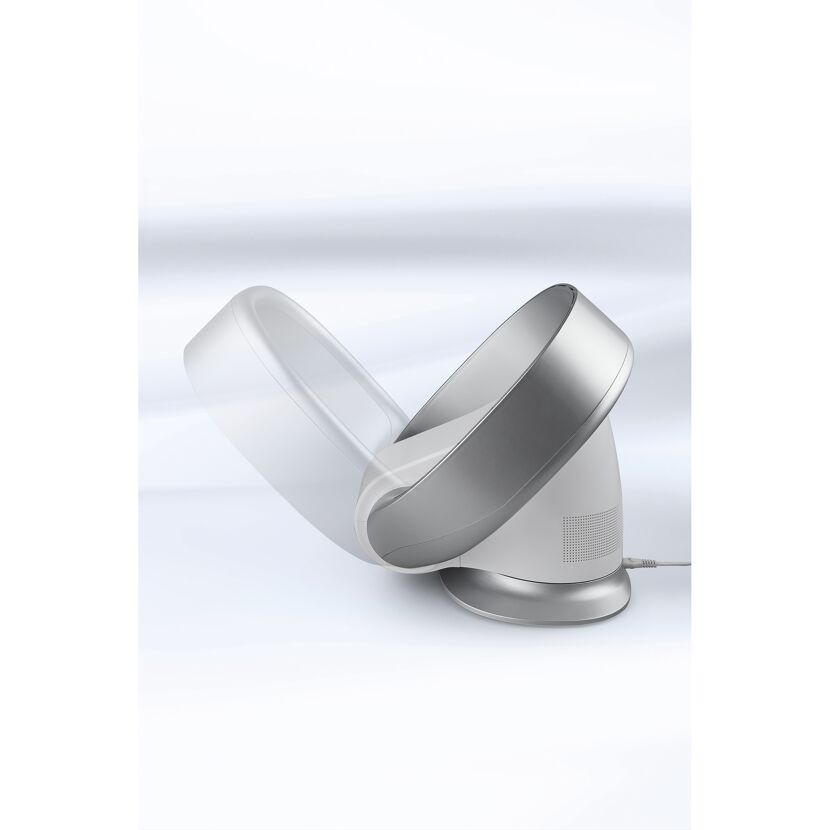 Weißer Tischventilator mit silbernem Ring