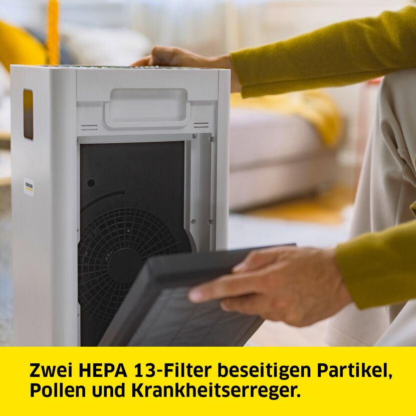 Person wechselt HEPA 13-Filter im Luftreiniger aus