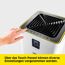 Person  bedient das Touch-Panel eines Luftreinigers