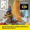Kind frisiert Erwachsene im Kinderzimmer. Im Hintergrund ein Luftreiniger.