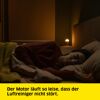 Person schläft im Bett, daneben ein leuchtender Luftreiniger.