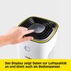 Person benutzt das Bedienfeld des Kärcher Luftreinigers.