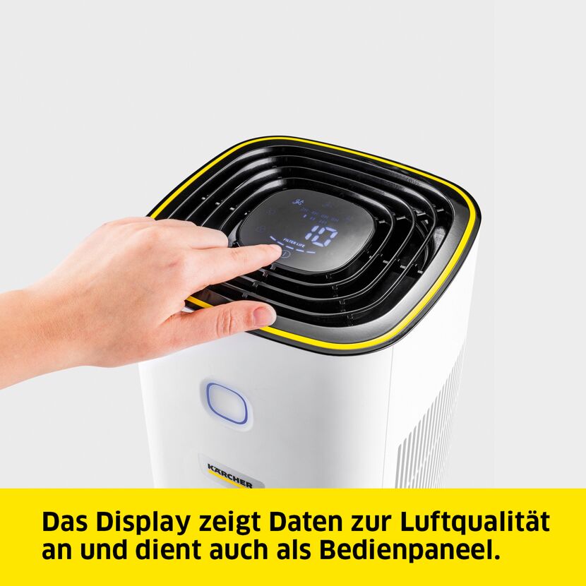 Person benutzt das Bedienfeld des Kärcher Luftreinigers.