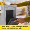 Person wechselt HEPA 13-Filter eines Luftreinigers