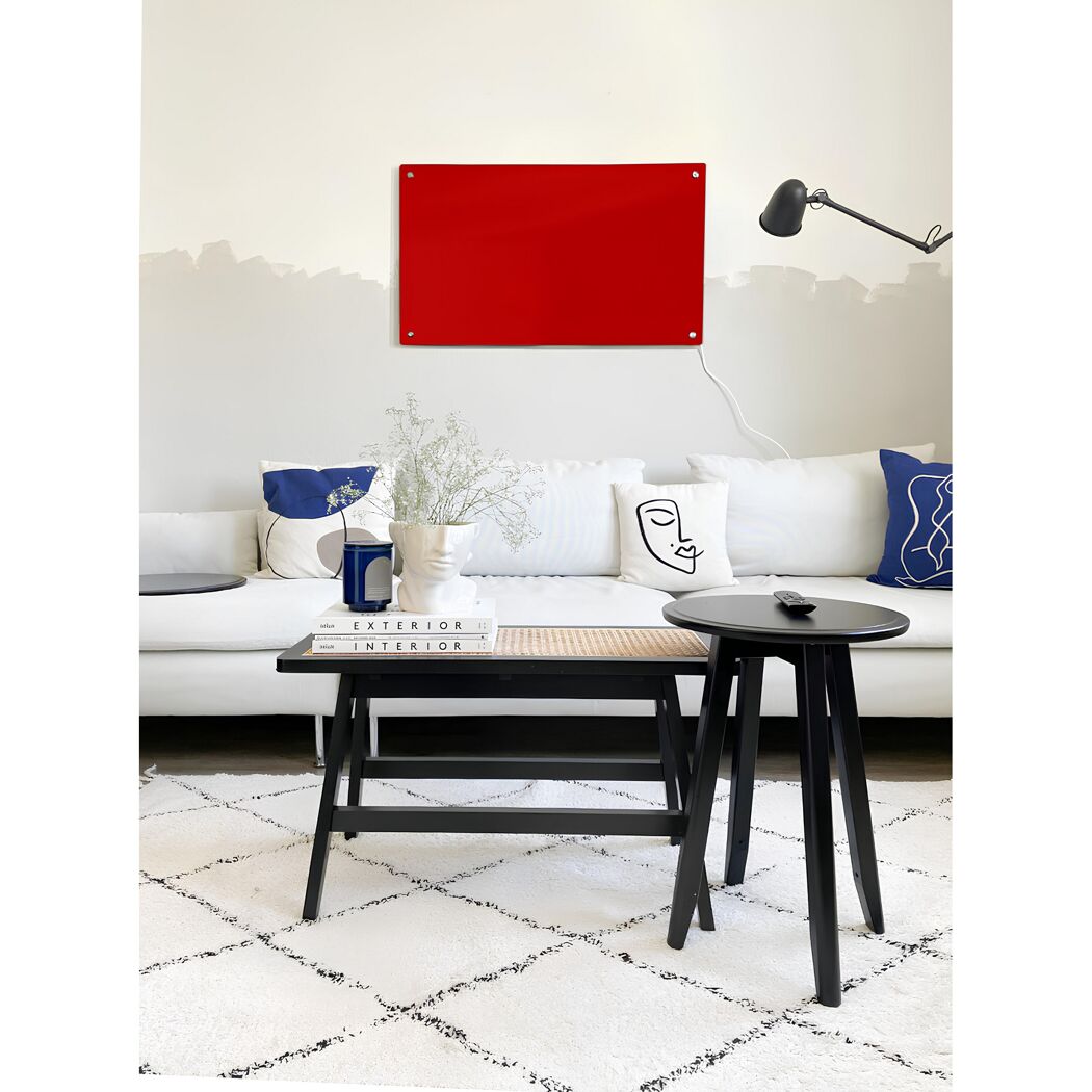Rote Glasheizung an weißer Wand
