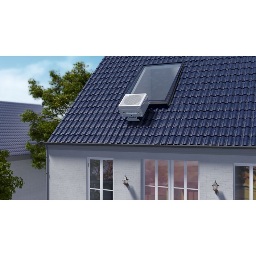 Klimaanlage auf Dach mit Dachfenster