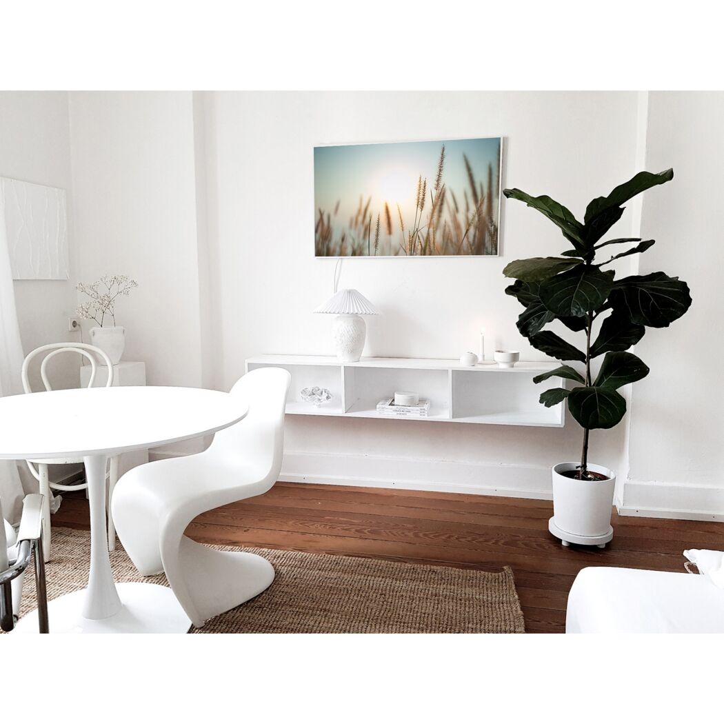 Heller Essbereich mit Bild an der Wand