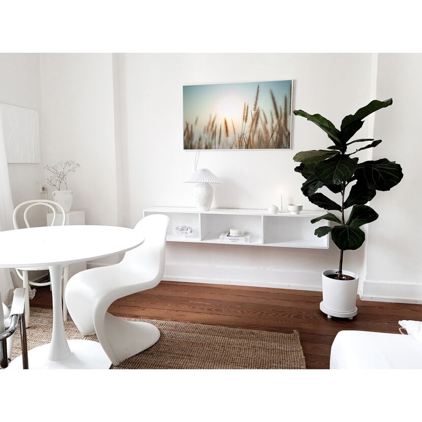 Heller Essbereich mit Bild an der Wand