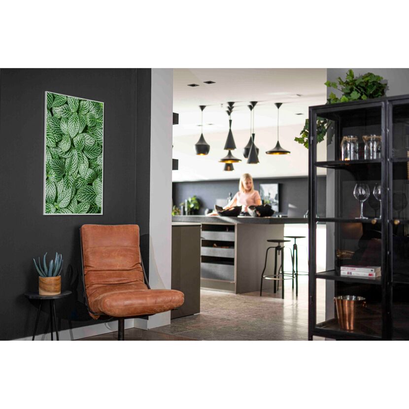 Wohnzimmer mit grünem Pflanzenbild