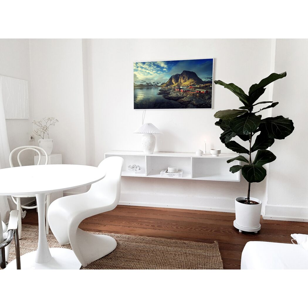Helles Esszimmer mit Landschaftsbild