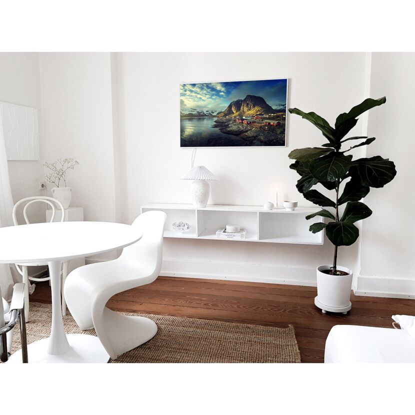Helles Esszimmer mit Landschaftsbild