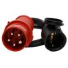 Roter CEE-Stecker mit schwarzem Schuko-Adapter