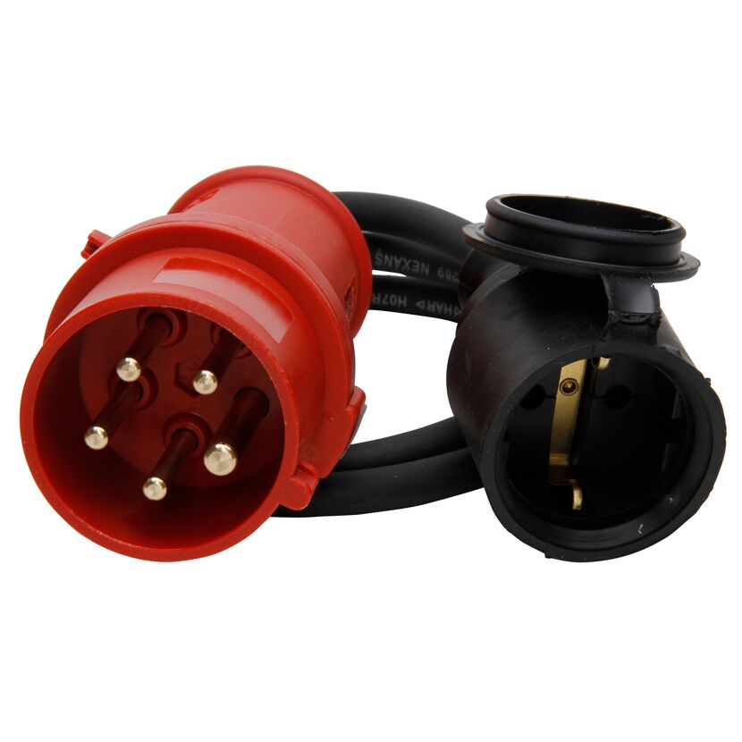 Roter CEE-Stecker mit schwarzem Schuko-Adapter