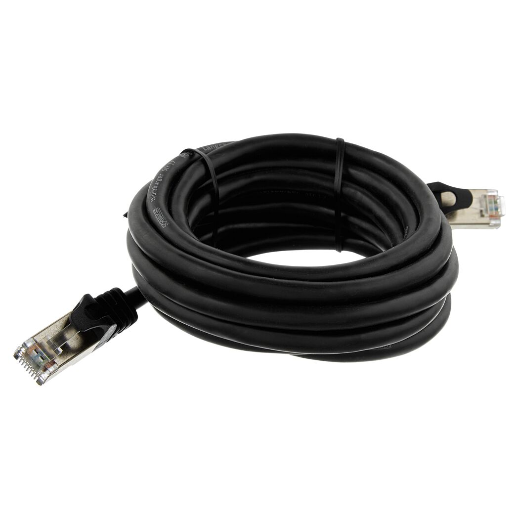 Aufgerolltes schwarzes Netzwerkkabel CAT6