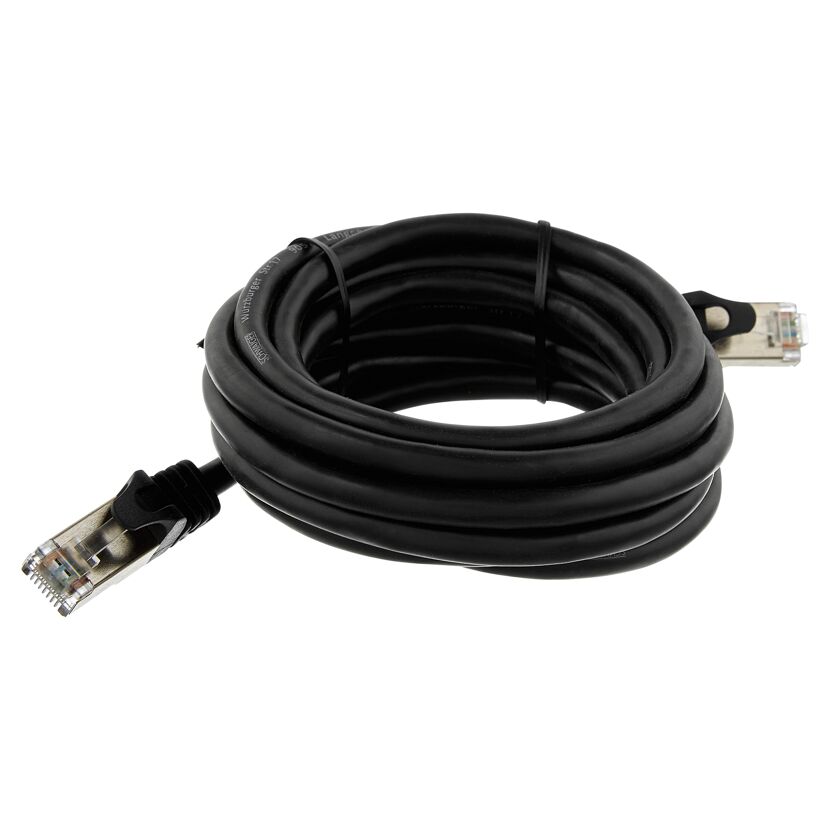 Aufgerolltes schwarzes Netzwerkkabel CAT6