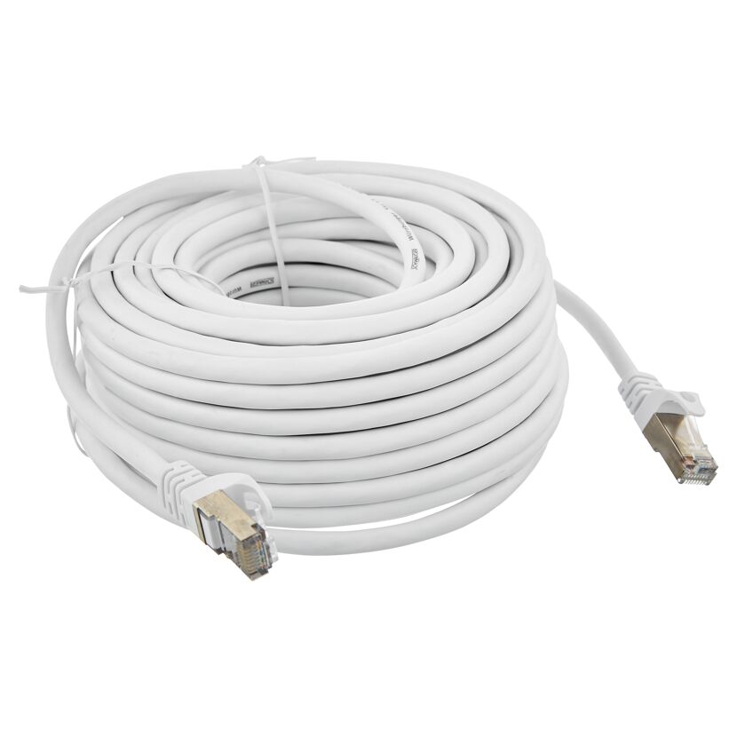 Aufgerolltes weißes Netzwerkkabel CAT6