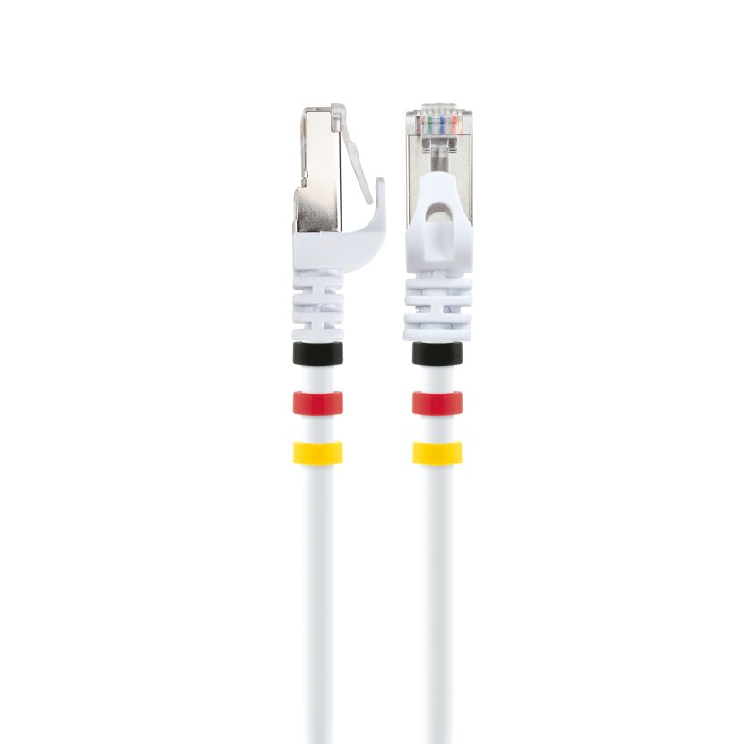 Zwei weiße CAT7 Netzwerkkabel