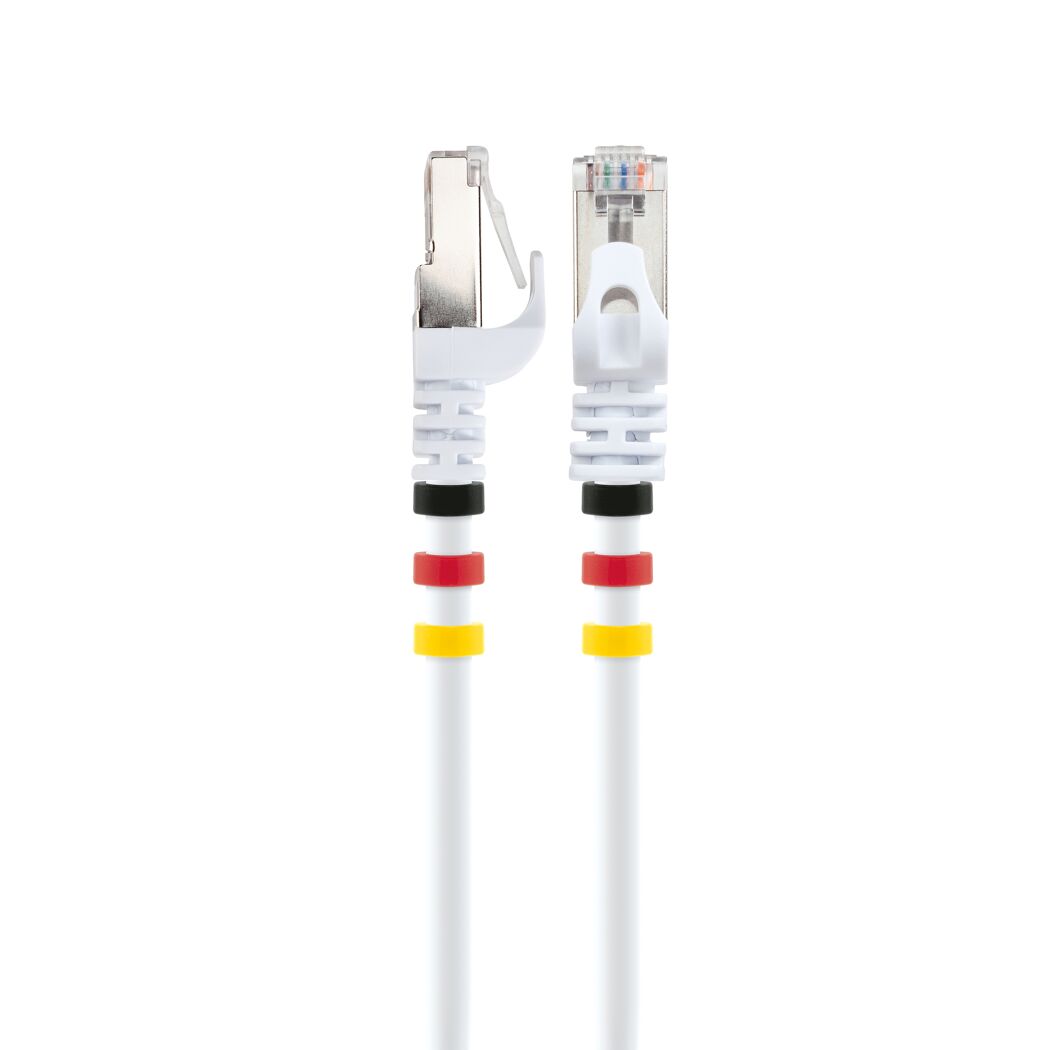 Zwei weiße CAT7 Netzwerkkabel