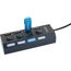 Schwarzer USB-Hub mit eingestecktem blauen USB-Stick