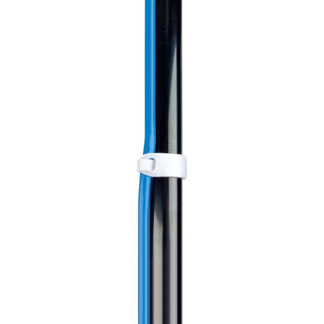 Zwei Kabelbinder an einem blauen und schwarzen Kabel.