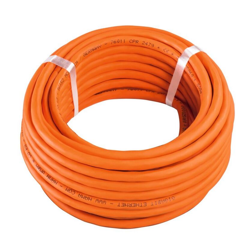 Aufgerolltes orangefarbenes Netzwerkkabel