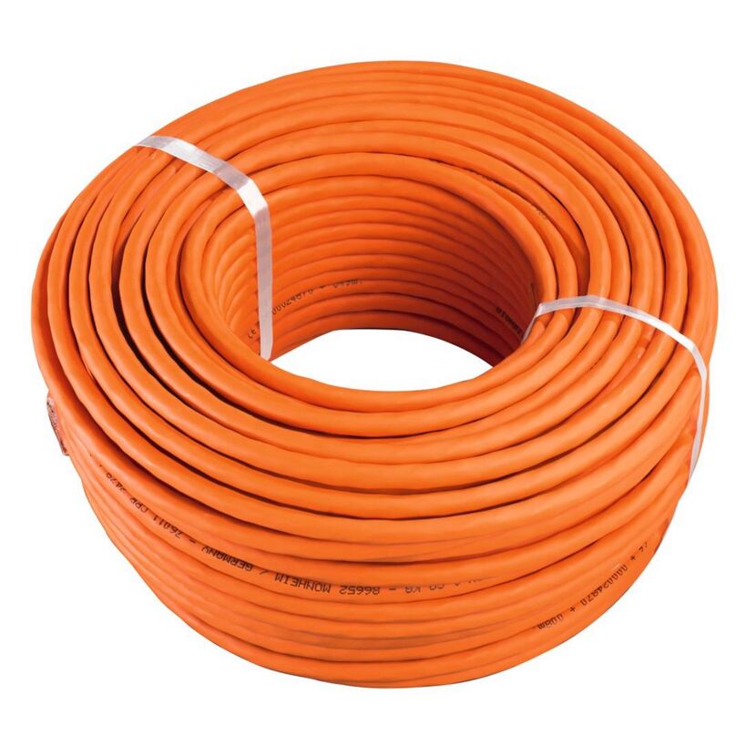 Aufgerolltes orangefarbenes Netzwerkkabel CAT-7