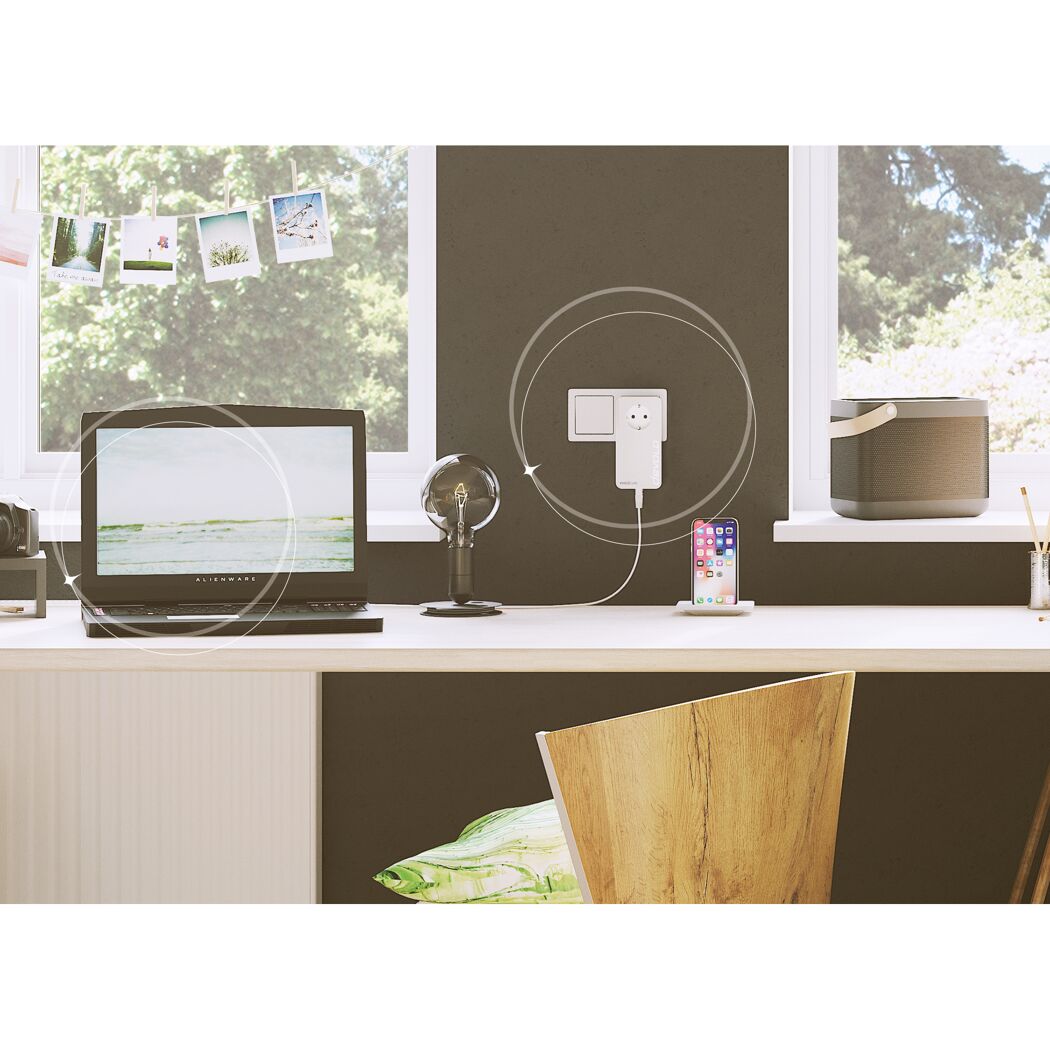 WLAN-Adapter lädt ein Smartphone