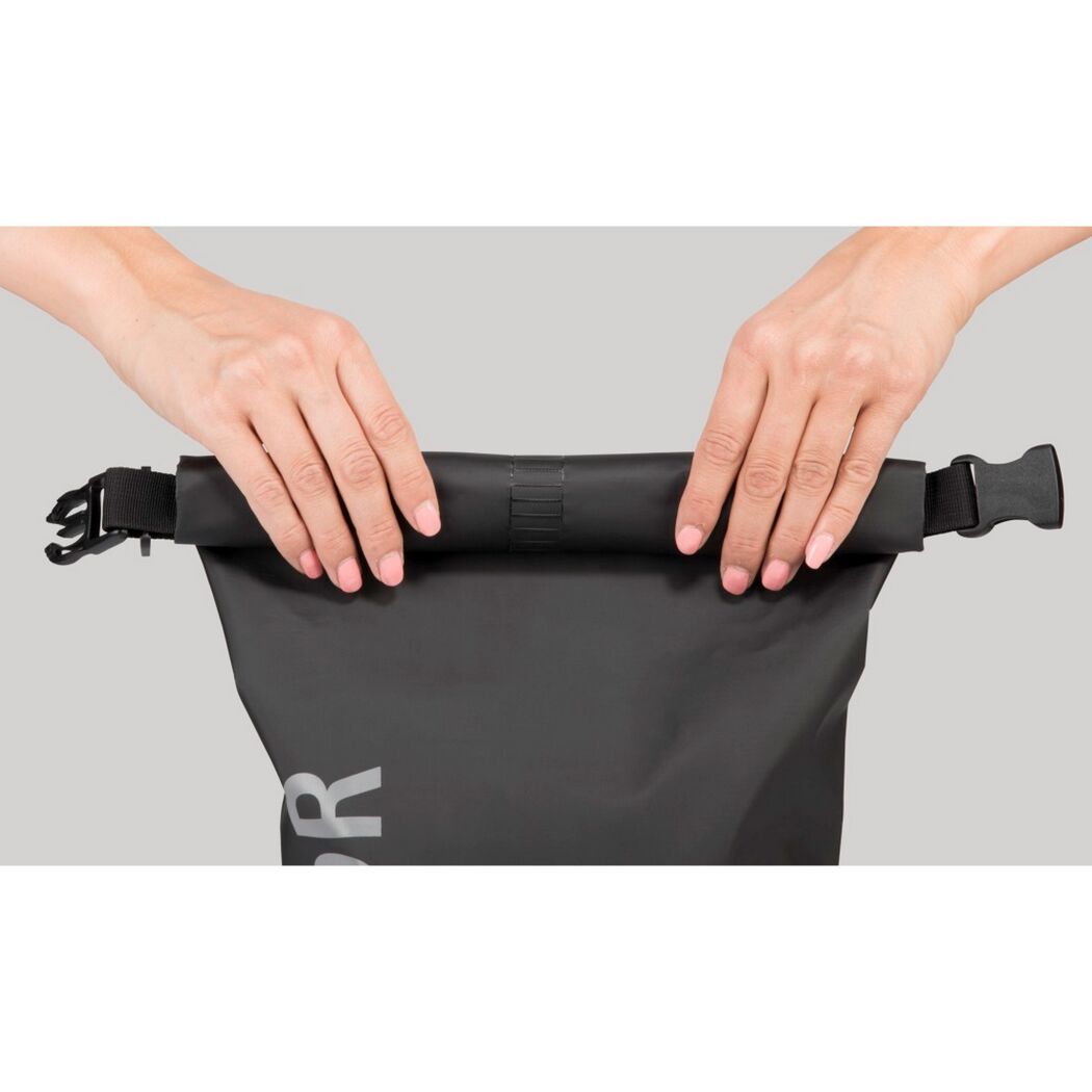 Person verschließt wasserdichte Tasche