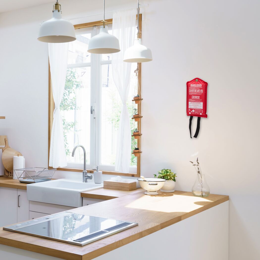 Feuerlöschdecke in einer Küche