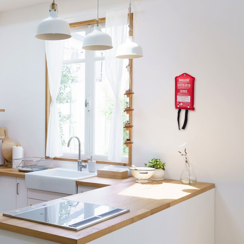 Feuerlöschdecke in einer Küche