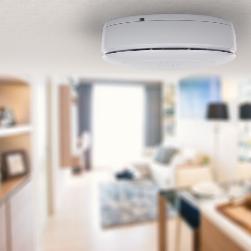 Rauchwarnmelder an der Decke im Wohnzimmer