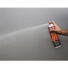 Person sprüht mit Feuerlöschspray