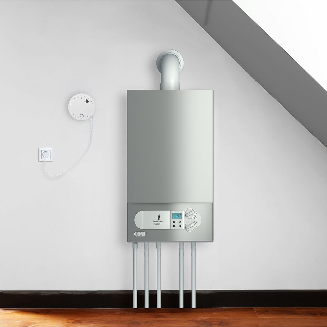 Gastherme mit Gasmelder und angeschlossener Stromversorgung