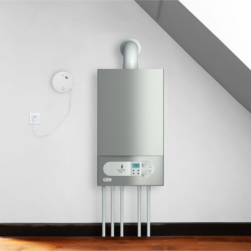 Gastherme mit Gasmelder und angeschlossener Stromversorgung