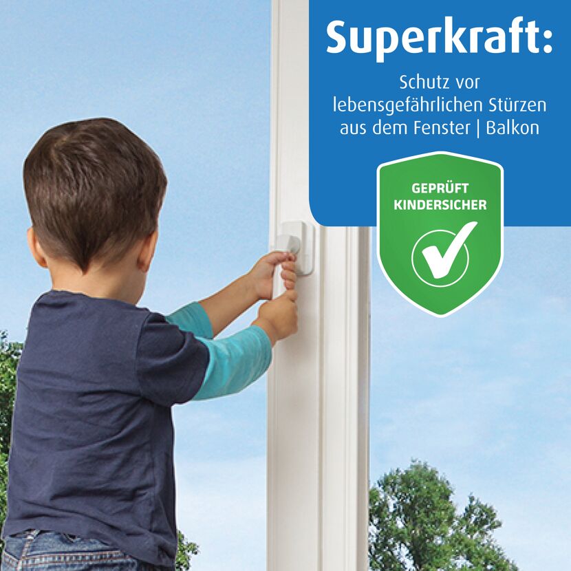 Kind öffnet Fenster mit Fenstersicherung