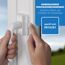 Person öffnet kindersicheren Fenstergriff