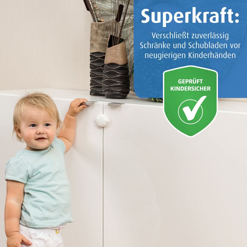 Kleinkind an einem Schrank mit Schranksicherung