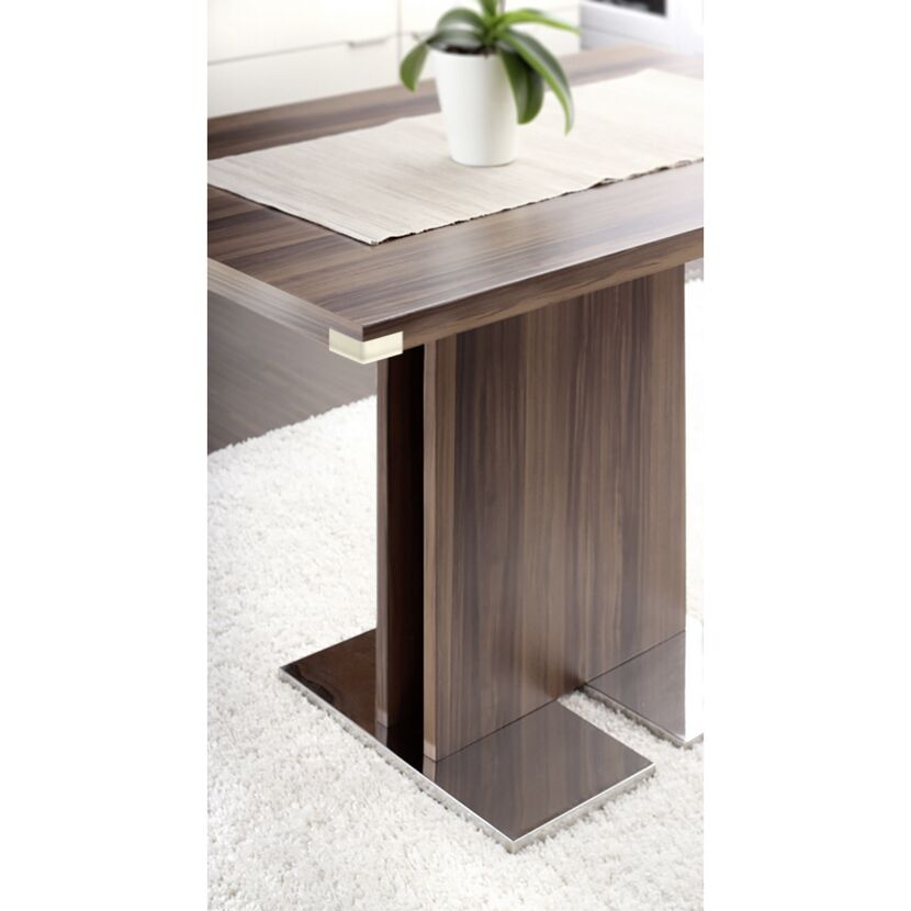 Holztisch auf weißem Teppich