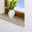 Fensterbank mit Vase und gelben Tulpen