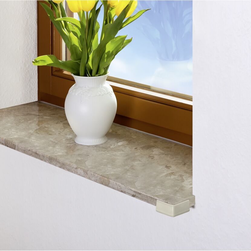 Fensterbank mit Vase und gelben Tulpen