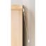 Weiße Möbel-Kippsicherung an einem Holzschrank