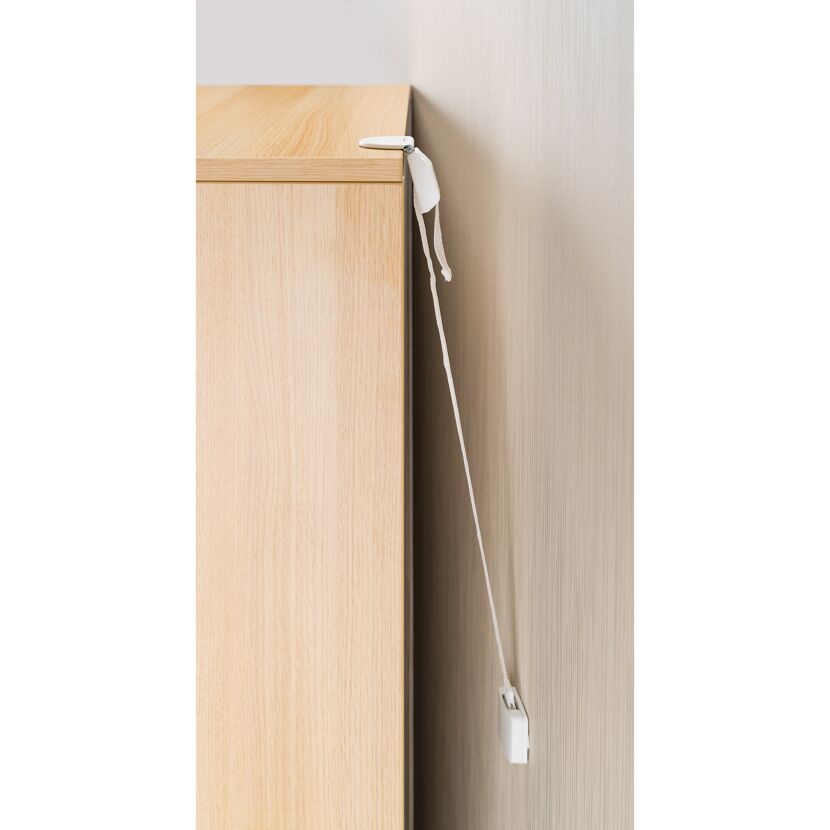 Weiße Möbel-Kippsicherung an einem Holzschrank